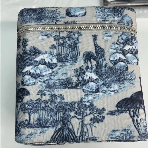 Christian Dior Beauty Around The World Mirrored Vanity Makeup Train Case NEW - Picture 4 of 11